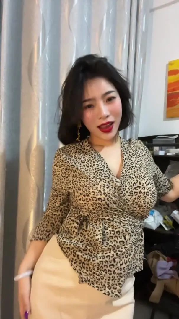 Cô gái quyến rũ và trưởng thành mặc áo da báo tự chụp ảnh khi nhảy nóng.