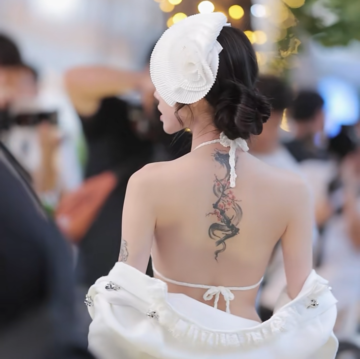 国王语录#你可以很爱一个人的同时并依然选择和他说再见，你可以日日夜夜思念一个人却为他消失在你的生活中而感到高兴