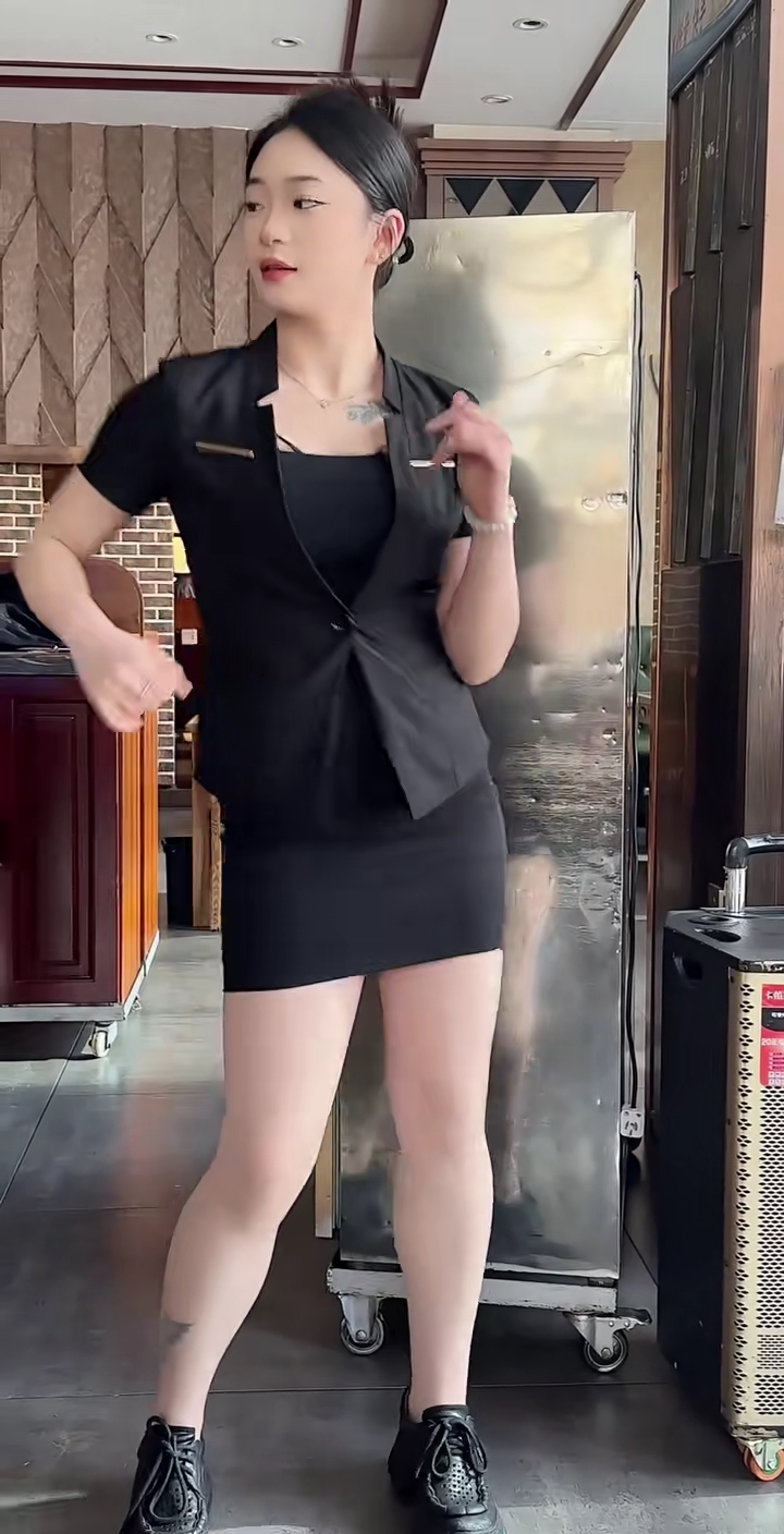 OL 유니폼과 피부색 스타킹을 착용한 미녀의 섹시 댄스