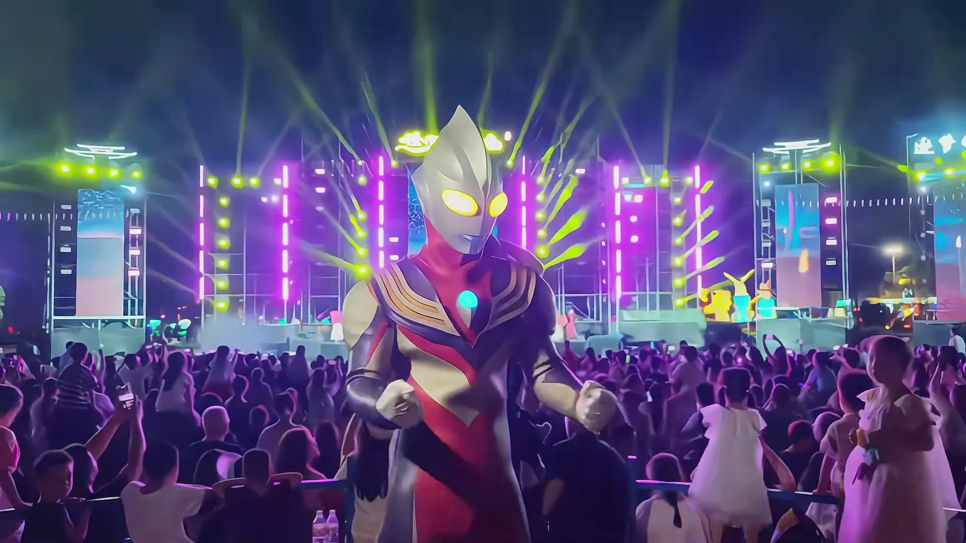 ウルトラマンが音楽フェスに現れる