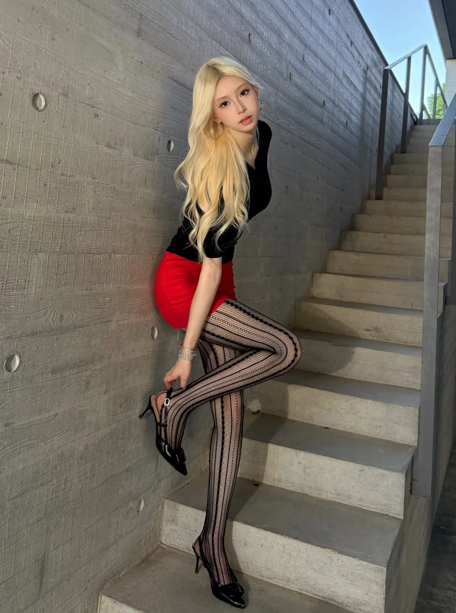 红色小短裙配黑色镂空丝袜，辣妹风穿搭。