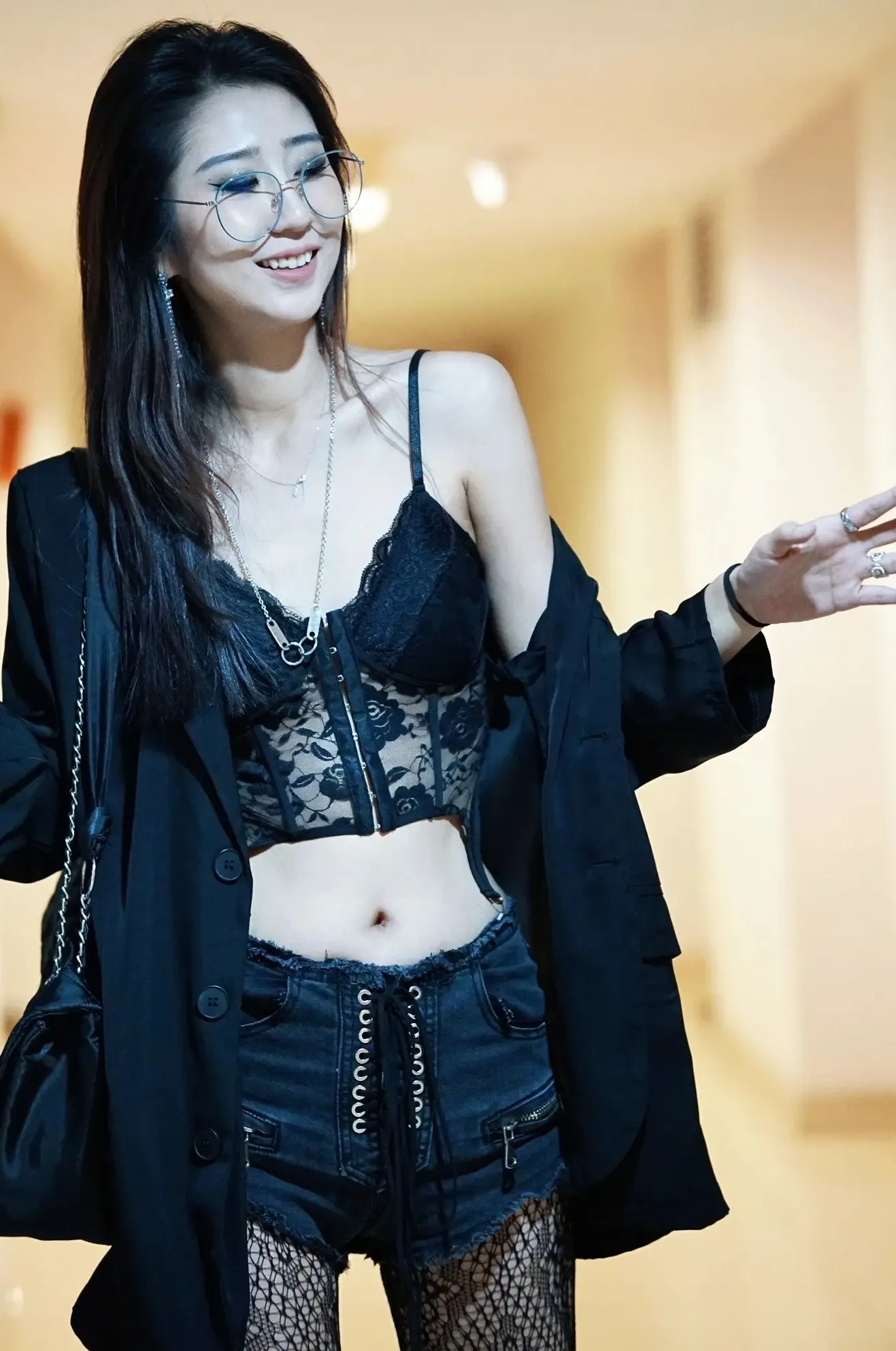 アジア美女のセクシーな黒レースコーデ